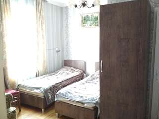 Гостевой дом Guest House Kavkasioni 33 Телави Двухместный номер с 2 отдельными кроватями и дополнительной кроватью-1